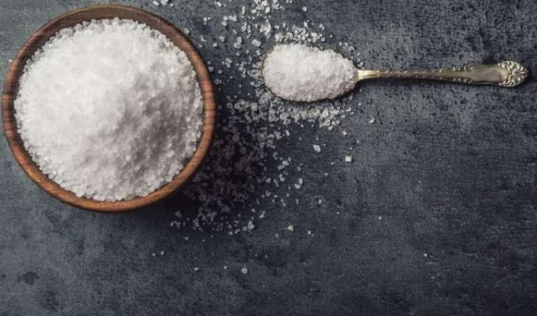 Substitua o sal comum pelo sal light, por conter menos sódio 