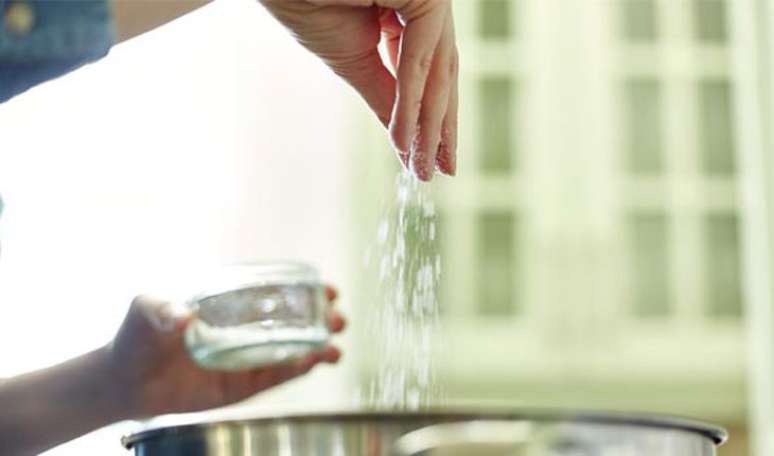 Alguns exemplos de alimentos que são ricos em sódio: caldos de carnes industrializados, macarrão instantâneo, salgadinhos industrializados, queijos amarelos e embutidos (mortadela, salame, pastrami) 