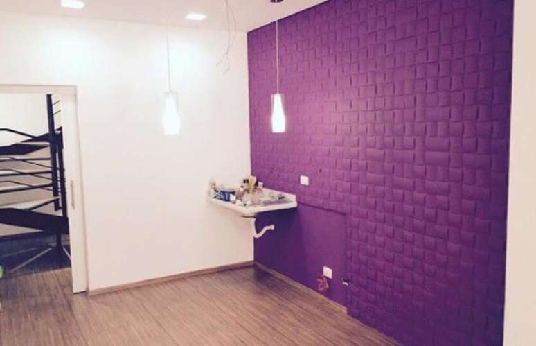 60. Sala com parede de gesso 3D roxa. Foto de Webcomunica