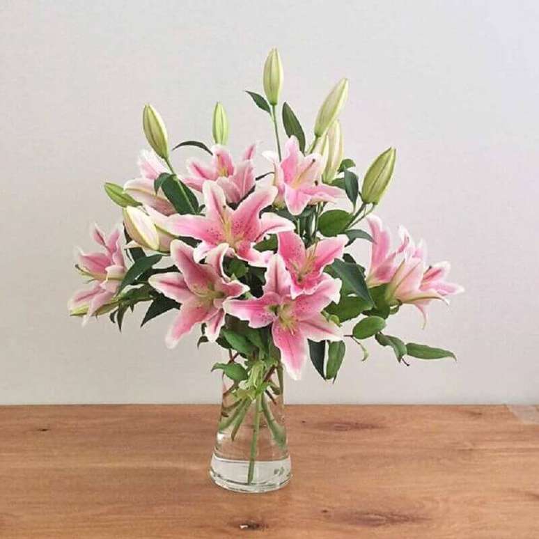 14. Os lírios podem render lindos arranjos de flores para decorar a sua casa – Foto: Scrim’s Florist
