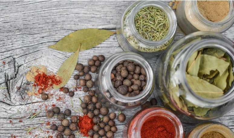 A nutricionista indica temperos, como alecrim, hortelã, orégano, manjericão ou manjerona para ressaltar o sabor dos alimentos 