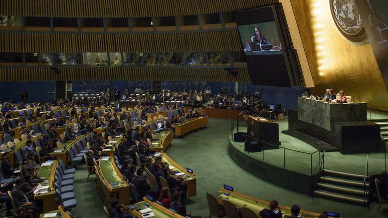 Espinosa em sua primeira sessão como presidente da Assembleia Geral da ONU; equatoriana tem entre seus desafios a crise migratória e a questão climática
