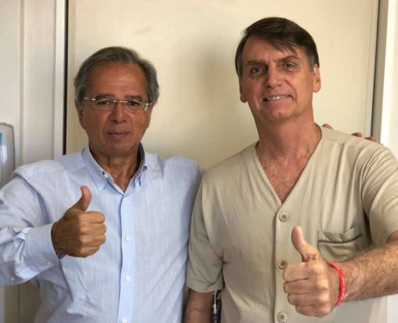 Bolsonaro (dir.) ao lado do economista Paulo Guedes, em visita deste &uacute;ltimo ao hospital Albert Einstein, em S&atilde;o Paulo