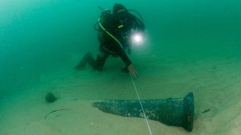 Imagem mostra mergulhador registrando imagens de objetos encontrados nas proximidades de embarca&ccedil;&atilde;o que naufragou h&aacute; 400 anos em Portugal