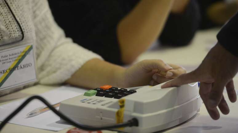 Eleitor registra biometria em Niterói, na eleição municipal de 2016; 3,3 milhões de títulos foram cancelados por falta cadastramento biométrico