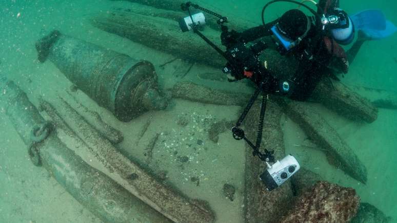 Embarca&ccedil;&atilde;o encontrada no fundo do mar em Cascais, Portugal, segundo especialistas, podem ajudar a contar hist&oacute;ria da cidade
