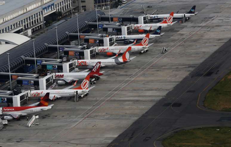 Aviões estacionados no aeroporto Santos Dumont, no Rio de Janeiro