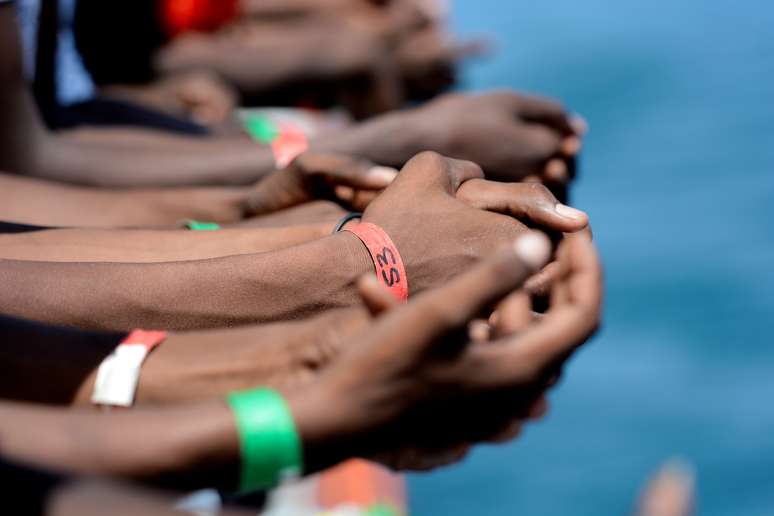 Mãos de imigrantes são vistas a bordo do navio MV Aquarius, em Malta 15/08/2018 REUTERS/Guglielmo Mangiapane