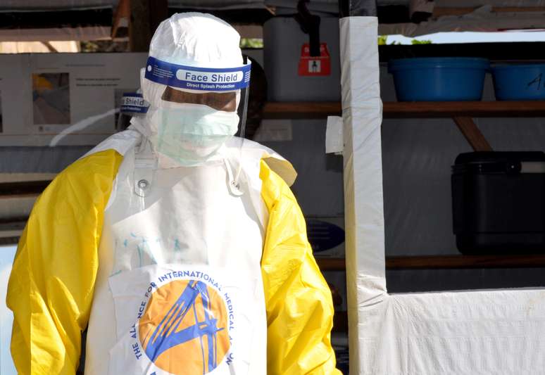 Agente de saúde com roupa protetora para atendimento a paciente com Ebola em Beni, na República Democrática do Congo 06/09/2018 REUTERS/Fiston Mahamba