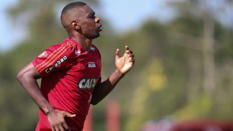 Juan sofreu grave lesão e tem previsão de recuperação para o ano que vem (Foto: Gilvan de Souza / Flamengo)