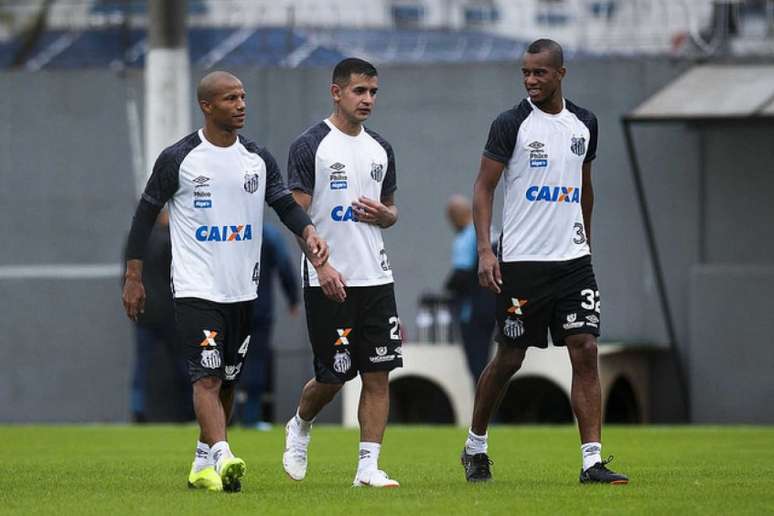 Sánchez e Derlis caminham em treinamento ao lado do colombiano Jonathan Copete (Foto: Ivan Storti/Santos)