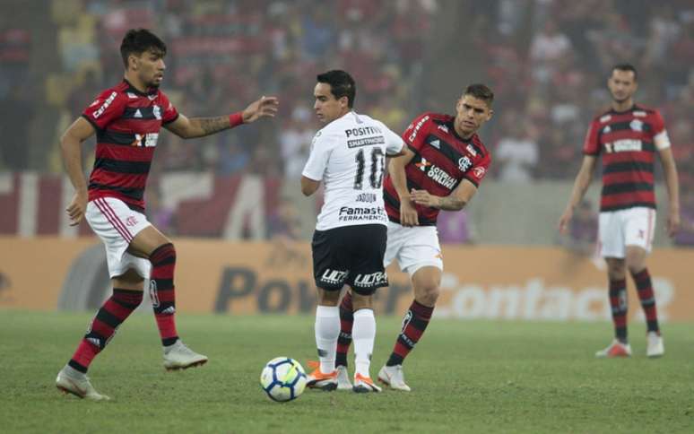 No Maracanã, Flamengo parou na defesa do Corinthians e não marcou gols (Foto: Celso Pupo/Fotoarena)