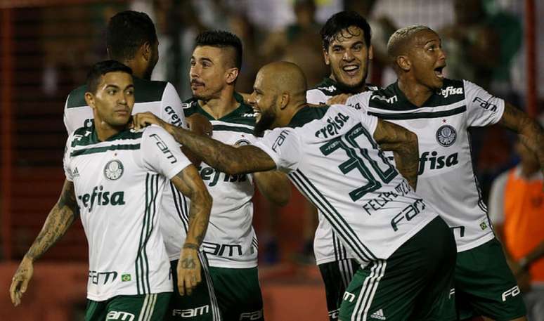 Jogadores do Palmeiras comemoram contra o Sport. Time está há 11 rodadas invicto (Foto: Cesar Greco)