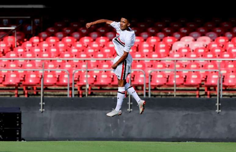 Brenner comemora o primeiro de seus dois gols - FOTO: Rubens Chiri/São Paulo FC