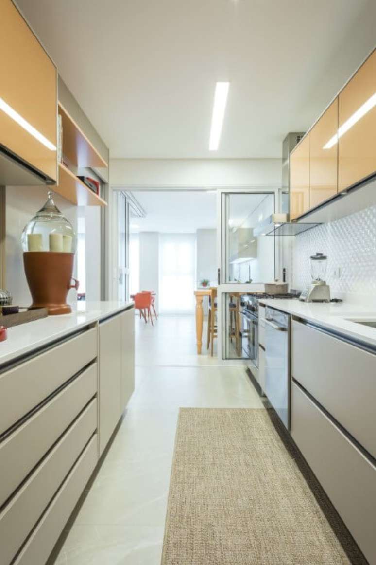 44. Armário de cozinha amarelo e branco em ambiente com decoração clara. Projeto de Arquiteta Petini
