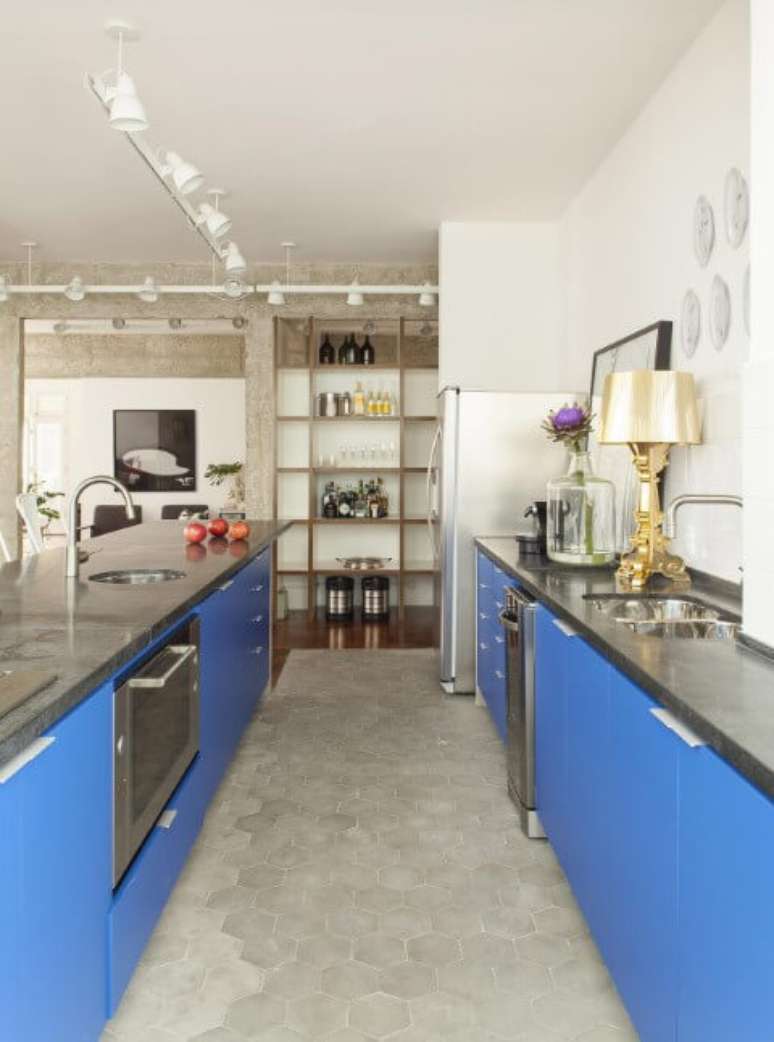 48. Armário de cozinha baixo com portas azuis. Projeto de Maurício Arruda