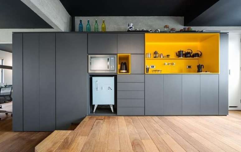 39. Armário de cozinha completo cinza com nichos amarelos. Projeto de Stuchi e Leite