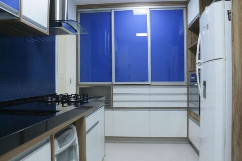 47. Armário de cozinha de parede azul e branco. Projeto de Espaço AU