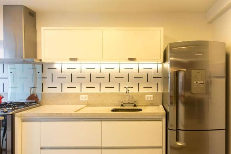 38. Armário de cozinha de parede branco. Projeto de Tria Arquitetura