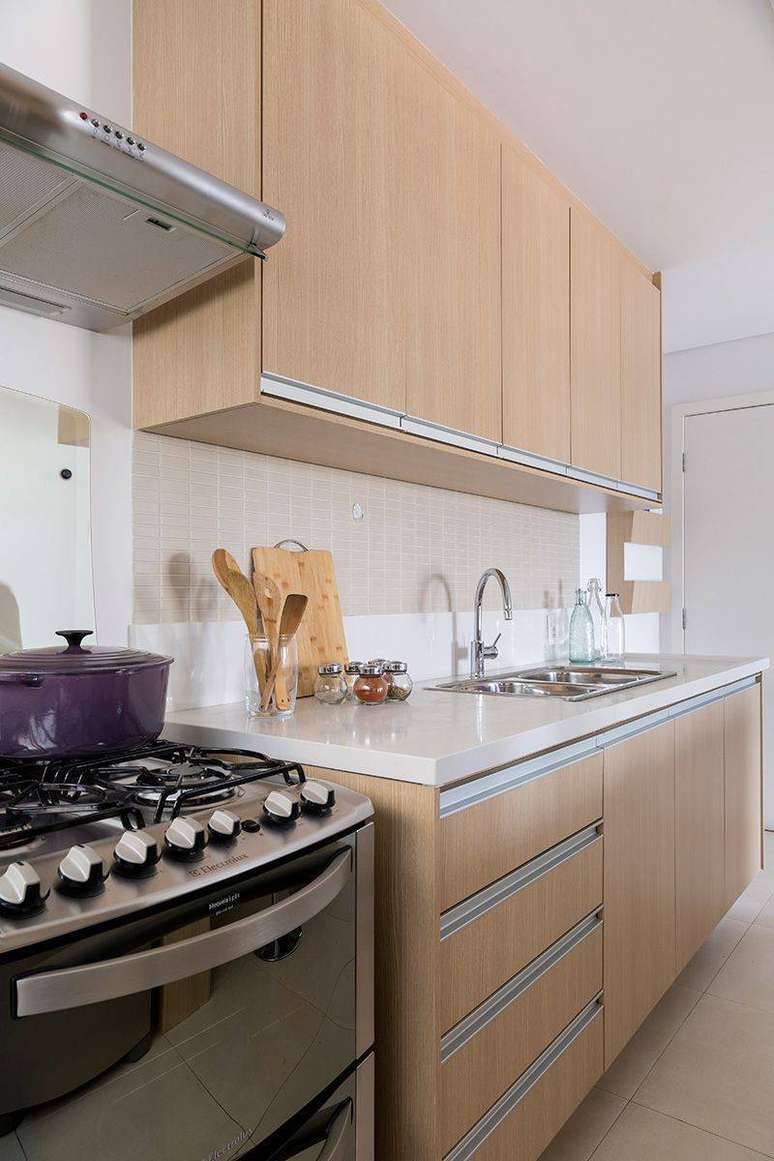 14. O armário de cozinha pode ter tons suaves e sóbrios, combinando com o restante do ambiente.