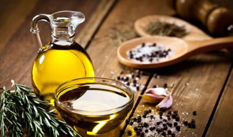 7. AZEITE DE OLIVA: o azeite de boa qualidade &eacute; como &ldquo;ouro l&iacute;quido&rdquo; para a sa&uacute;de, especialmente para as articula&ccedil;&otilde;es, que ficam lubrificadas e em bom funcionamento todos os dias 