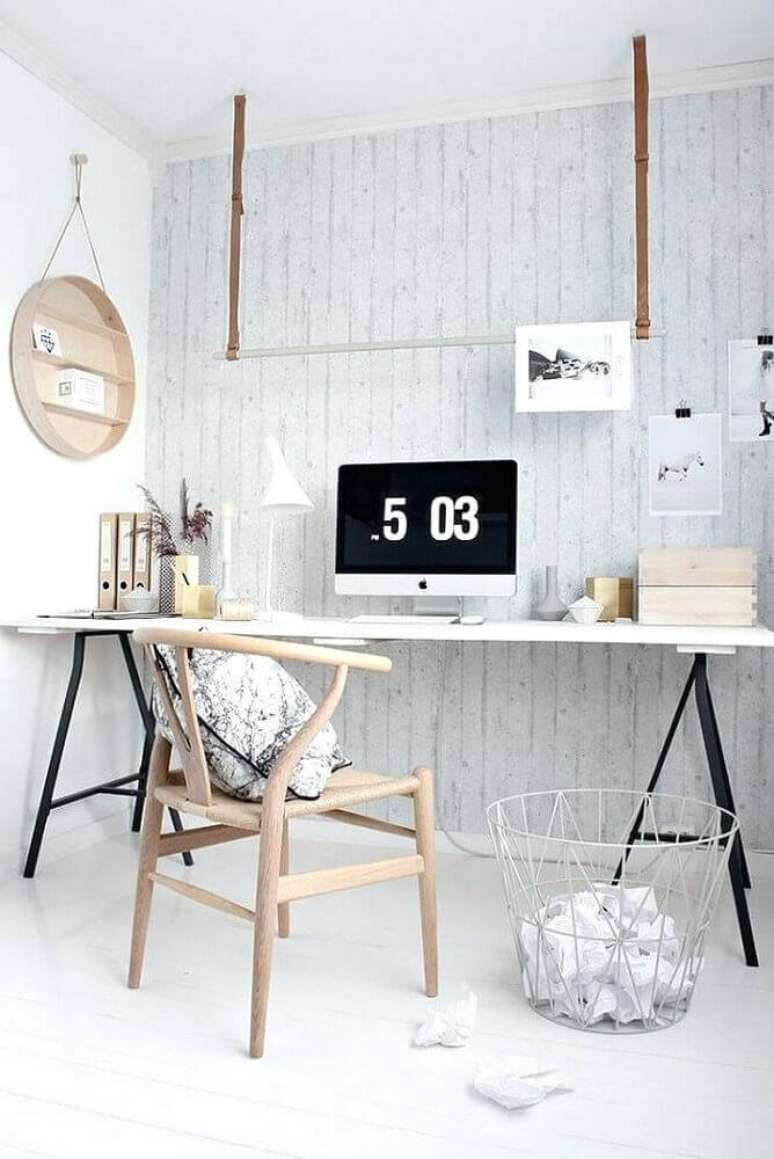17. Decoração minimalista para home office com cadeira moderna de madeira – Foto: Lackovic