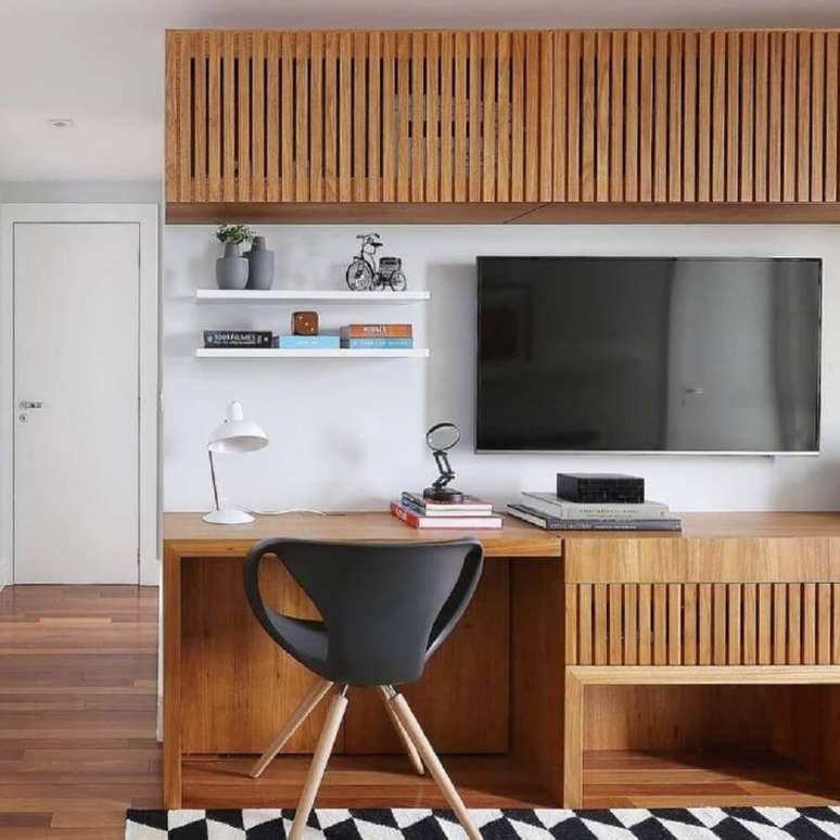 18. Modelo de cadeira moderna para sala com home office pequeno – Foto: ACF Arquitetura