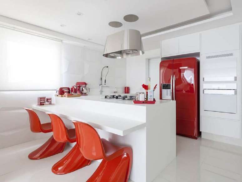 11. Decoração clean para cozinha americana com modelos vermelhos de cadeiras de plástico modernas – Foto: Studio Conceptus