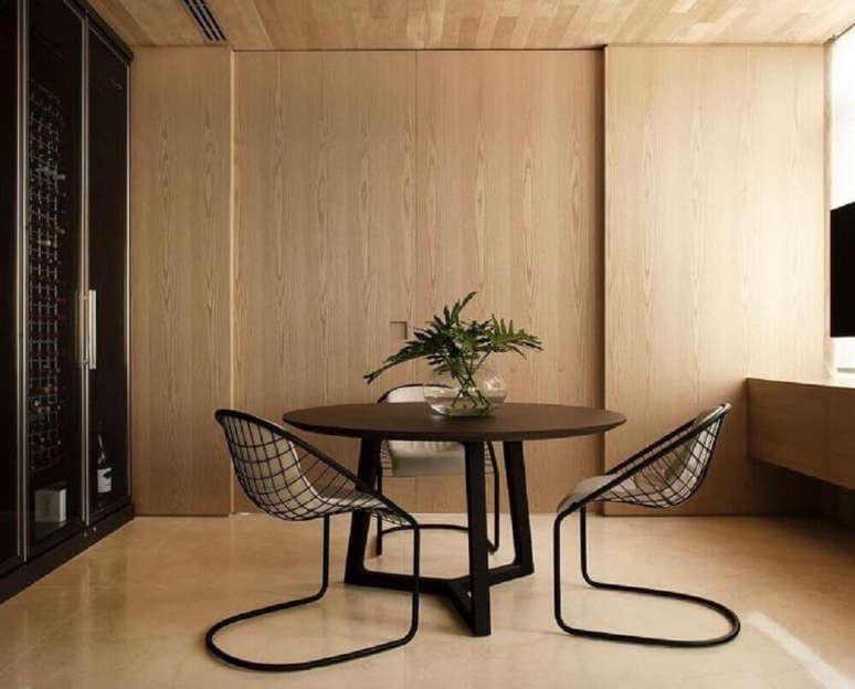 22. Modelo de cadeiras modernas de ferro para mesa redonda de madeira – Foto: WF Arquitetos