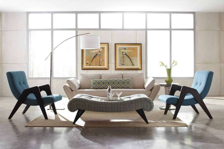 24. Decoração para sala de estar com cadeiras modernas e super confortáveis – Foto: Roy Home Design