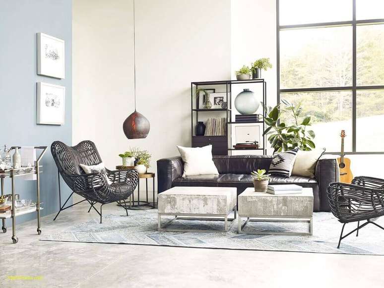 27. Cadeiras modernas para decoração de sala com sofá preto e parede pintada de azul bebê – Foto: Furniture Ideas