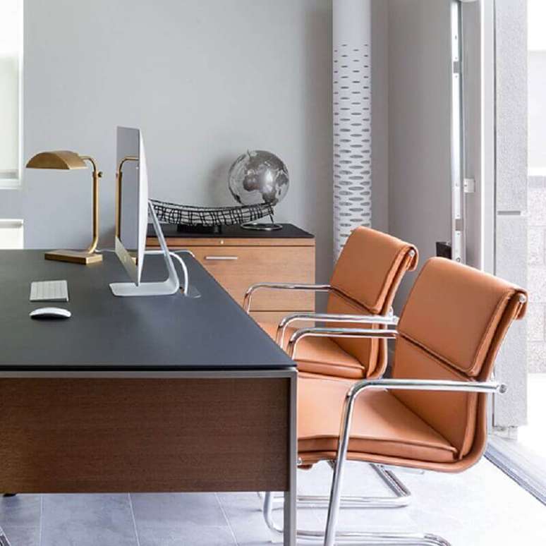 29. Modelos de cadeiras modernas para escritório com assento de couro e estrutura de metal – Foto: Cantoni
