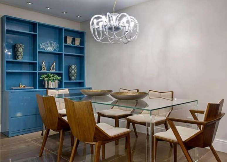 32. Cadeiras modernas para sala de jantar com armário azul e mesa de acrílico – Foto: Milla Holtz