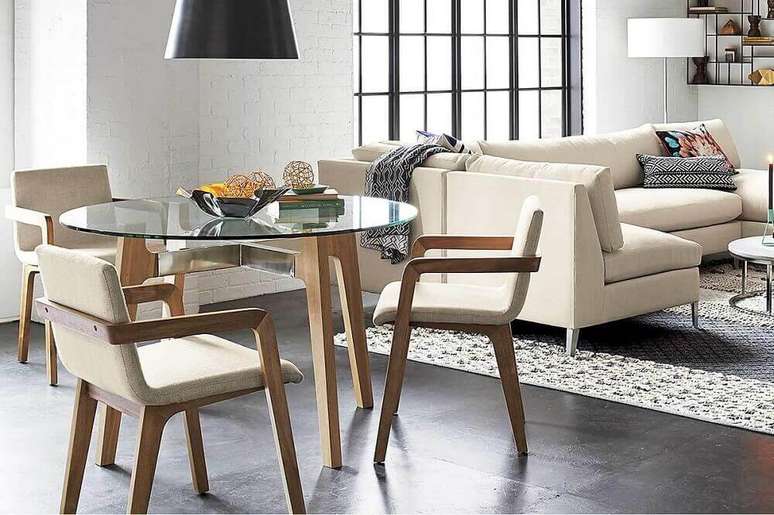 33. Decoração com cadeiras modernas para sala de jantar com mesa redonda de vidro – Foto: iCastle