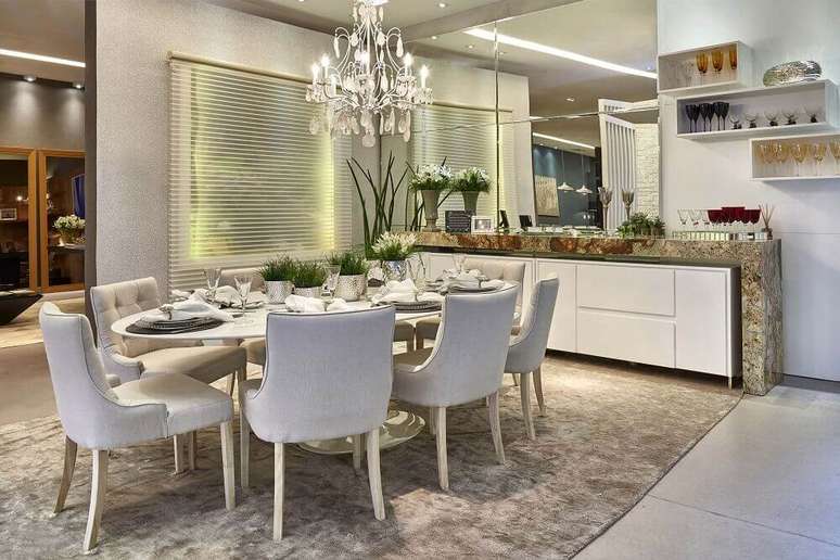 35. Cadeiras para sala de jantar modernas com decoração sofisticada – Foto: Pinterest