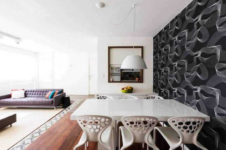 37. Decoração com cadeiras para sala de jantar modernas com papel de parede preto – Foto: AM Studio