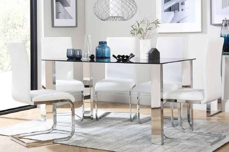 40. Decoração clean com cadeiras para sala de jantar modernas com mesa de vidro – Foto: Ranchoa Vellanas