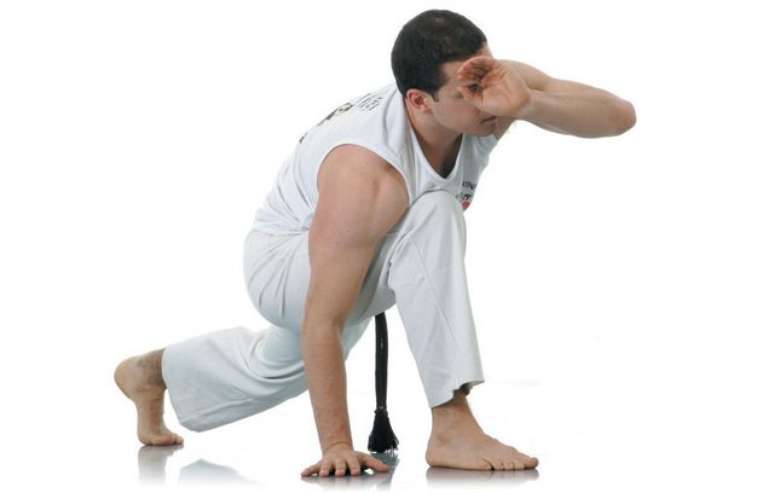 DESCIDA BÁSICA – Usada para evitar um golpe e iniciar movimentos de chão. Da posição de ginga, flexione o joelho e apoie uma mão no solo.