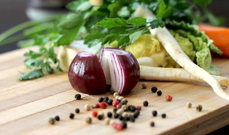 4. CEBOLA: as cebolas s&atilde;o ricas em subst&acirc;ncias anti-inflamat&oacute;rias, como a quercetina, o zinco e o sel&ecirc;nio. E mais, melhora a circula&ccedil;&atilde;o, estimula o sistema imunol&oacute;gico e a forma&ccedil;&atilde;o de gl&oacute;bulos vermelhos. Por isso, &eacute; um alimento para o dia a dia, principalmente para quem faz atividade f&iacute;sica 