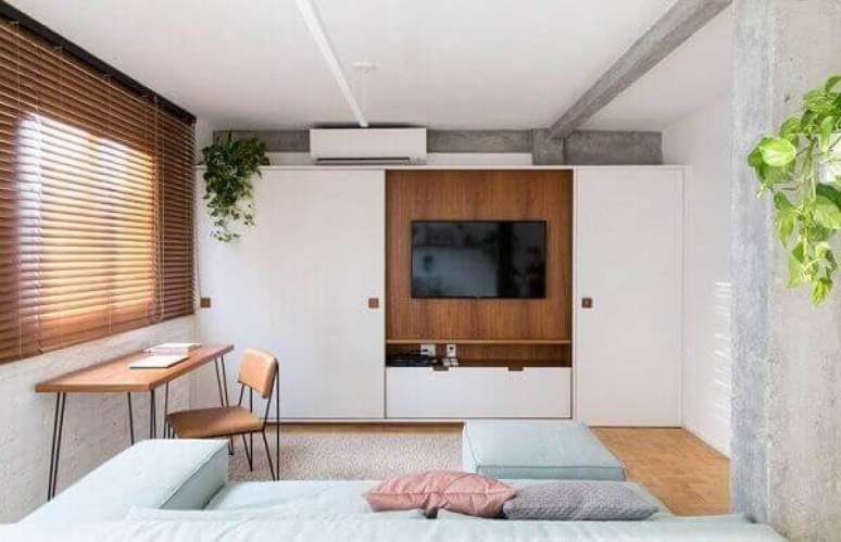 7- Como decorar uma sala pequena exige poucos móveis coloque plantas e enfeites para completar a harmonia do ambiente. Fonte: Iná Arquitetura