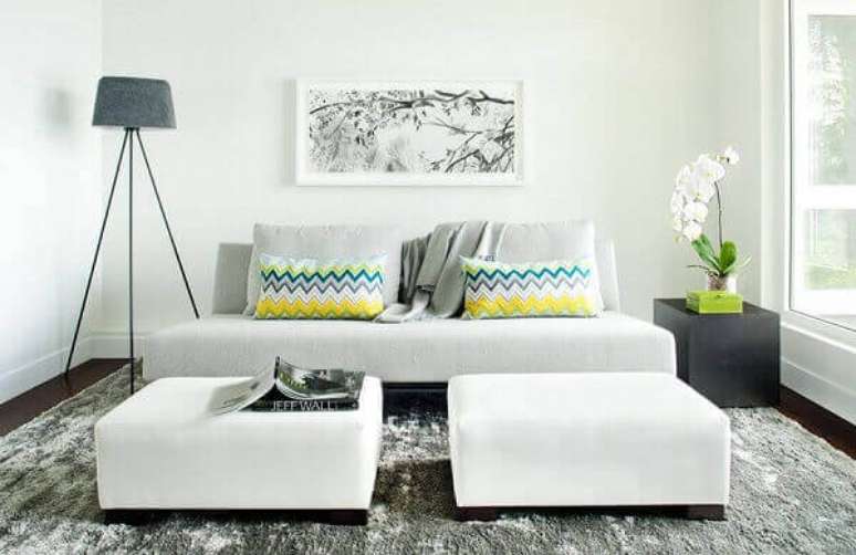 28- Como decorar uma sala pequena em espaço reduzido com sofá foi utilizado um móvel sem braço. Fonte: Feito Decoração
