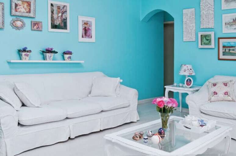 59- As paredes azuis ajudam a reforçar o estilo provençal de como decorar uma sala.