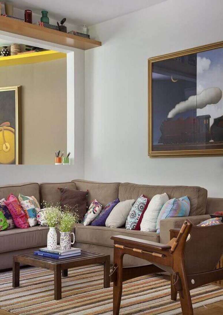 1- O quadro na parede e as almofadas coloridas complementam a decoração de sala de estar. Fonte: Artis Design– Fábio Boulet e Rodrigo Jorge