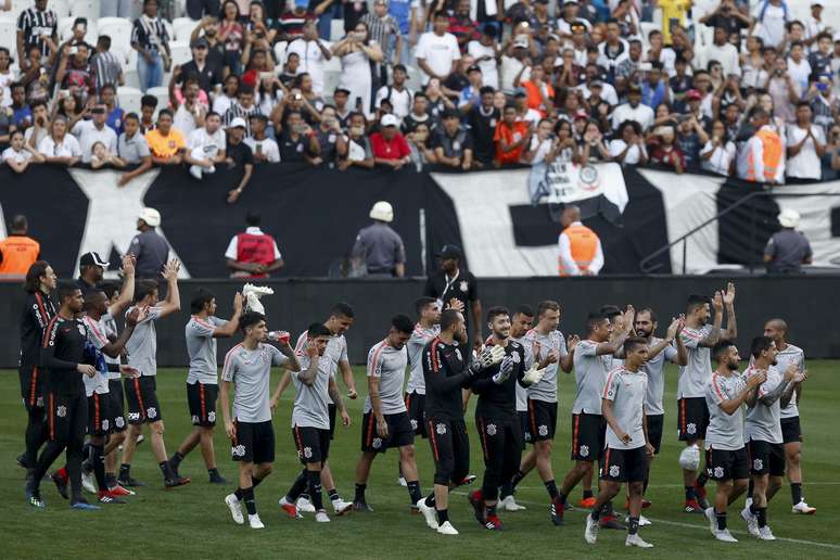 Jogadores do Corinthians entram em campo para treino aberto