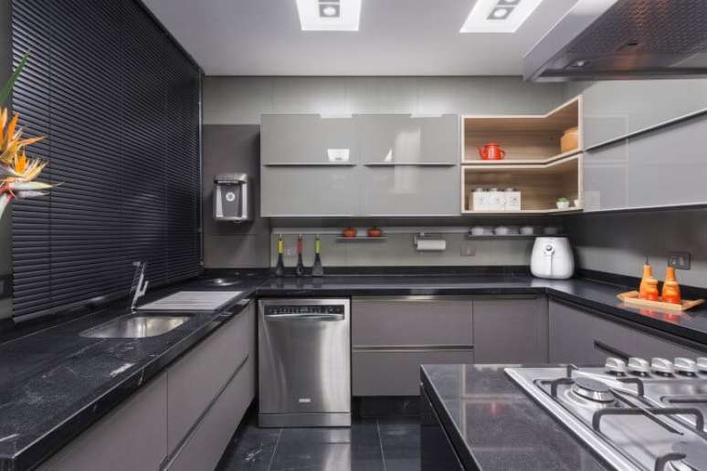 34. Cozinha escura com armário de cozinha de parede cinza. Projeto de Maria Luisa Mendes