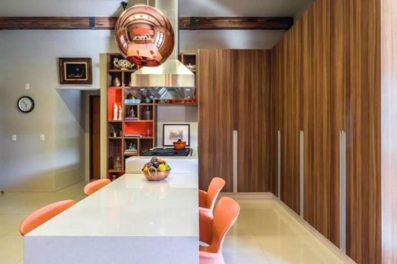 30. Cozinha gourmet com armário de cozinha completo feito de madeira. Projeto de AMC Arquitetura