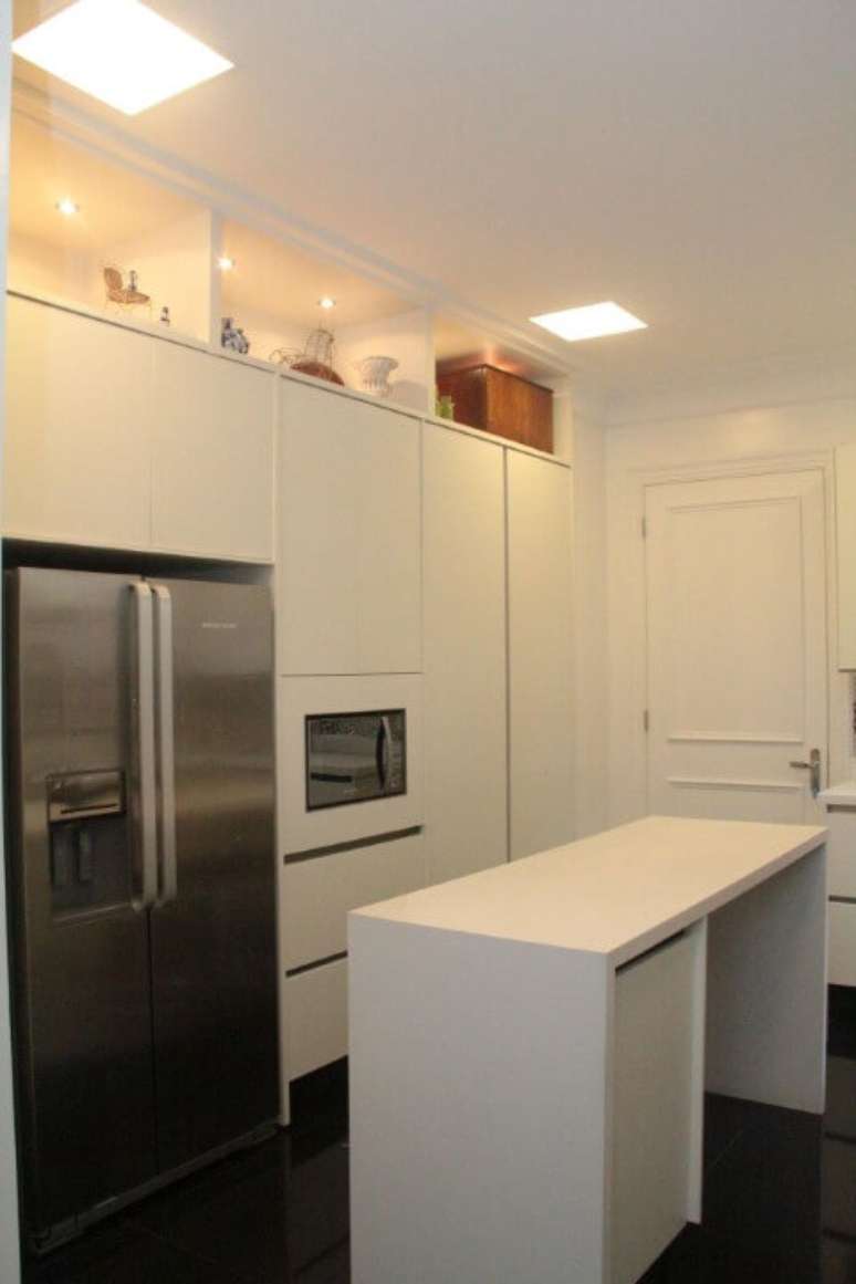 49. Cozinha planejada com armário de cozinha completo branco. Projeto de Ark2 Arquitetura