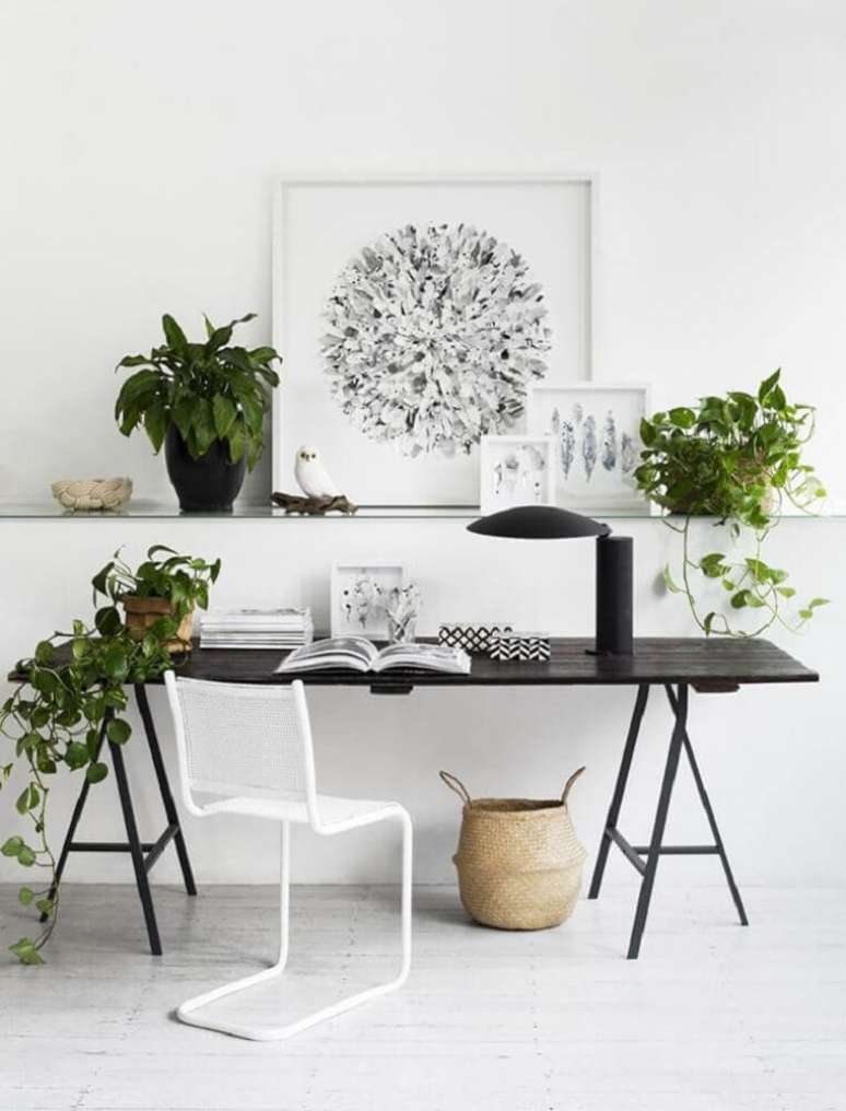 43. Decoração clean com cadeiras modernas para escritório minimalista decorado com plantas e bancada preta – Foto: Audrey Boey
