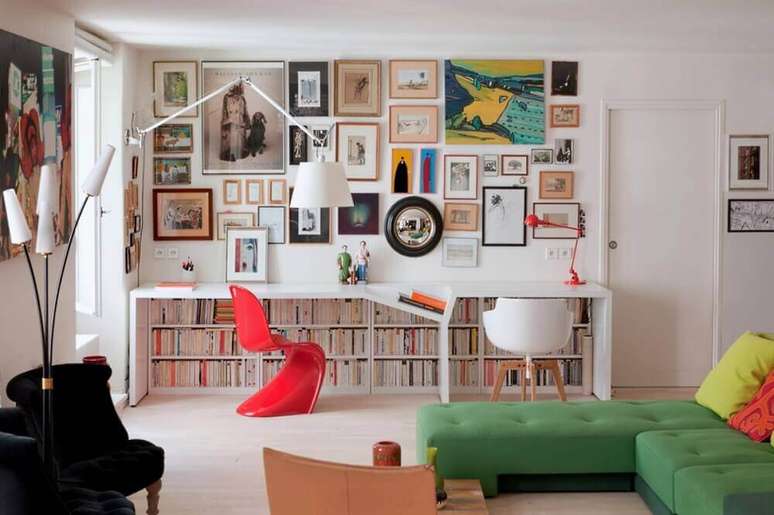 50. Modelos diferentes de cadeiras de plástico modernas para sala de estar com sofá verde e muitos quadros – Foto: HousesDesign