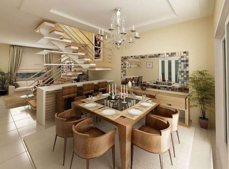 51. O lustre deu um toque sofisticado a sala de jantar com modelos de madeira de cadeiras modernas para mesa quadrada – Foto: Pruzak